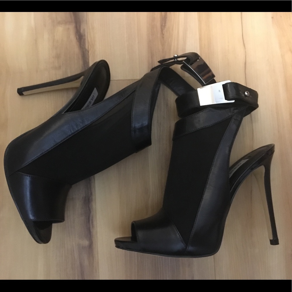 Guess 4 inch leather and mesh shoes.